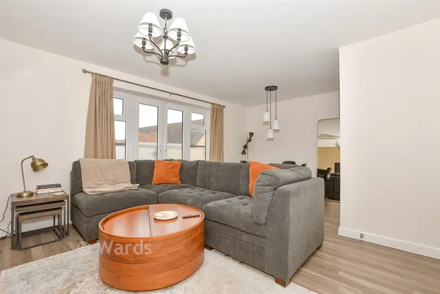 Royal Crescent, Kings Hill, ME19, photo 2