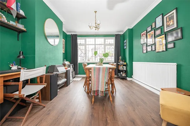 Evelyn Close, Twickenham, TW2, photo 2