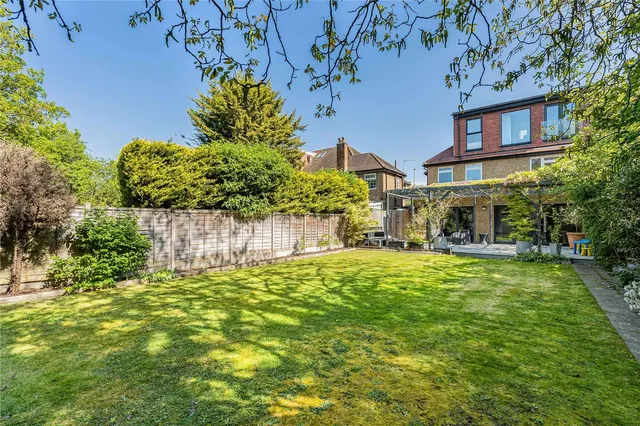 Gunnersbury Avenue, London, W5 4LR, photo 1