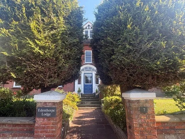 St. Johns Road, Eastbourne, photo 1
