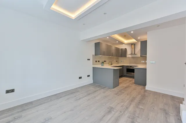 Flat 2, 75a Moore Park Road, photo 1