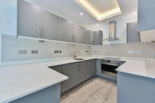 Photo 2 — Flat 2, 75a Moore Park Road