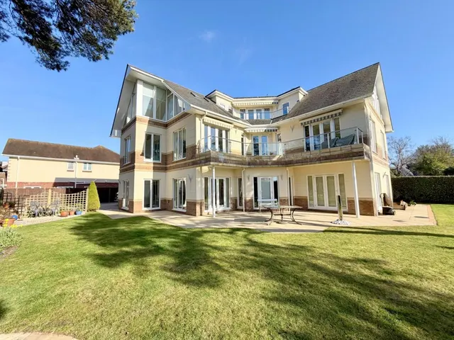 Nairn Road, BH13, photo 3