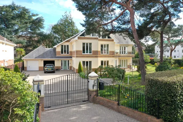 Nairn Road, BH13, photo 1
