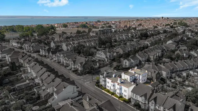 Photo 2 — Southbourne Grove, Westcliff-On-Sea, SS0