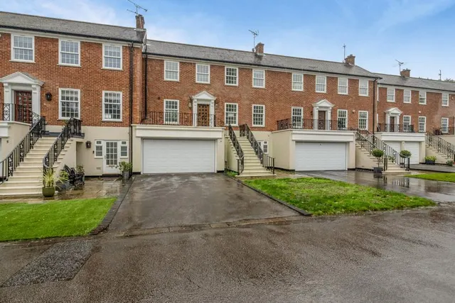 5 bedroom house, Windlesham Court, Snows Ride, GU20