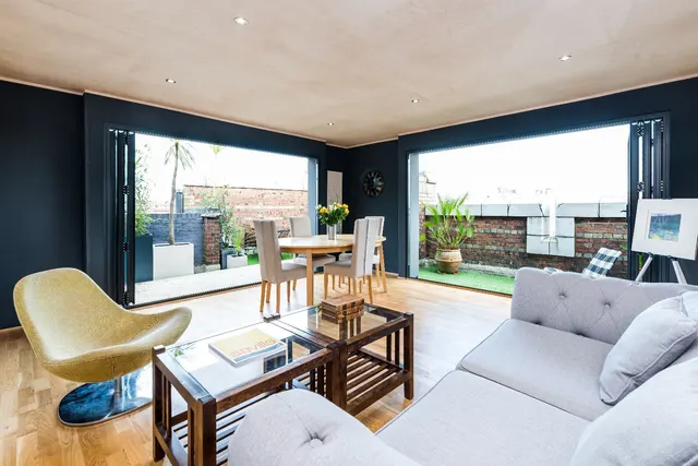 Commercial Road, London, E14, photo 1