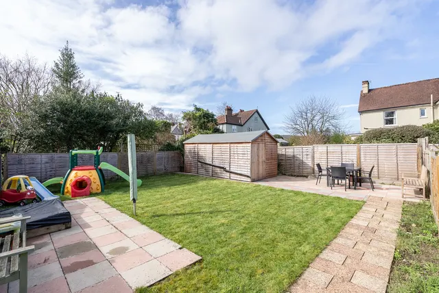 Swan Mill Gardens, Pixham, RH4, photo 2