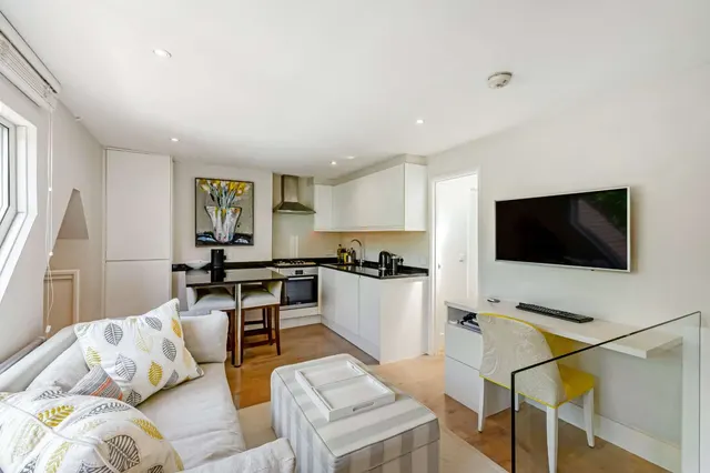 Photo 3 — New Kings Road, Fulham, London, SW6 4SL