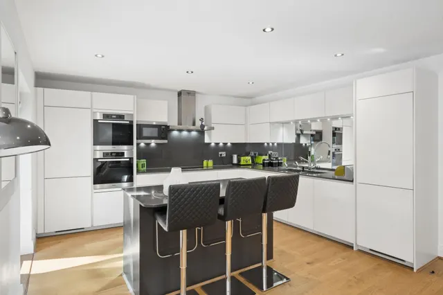Photo 3 — Queen Elizabeth Crescent, Beaconsfield, HP9