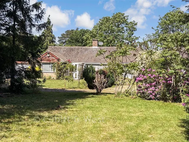 Horley Row, Horley, RH6, photo 1