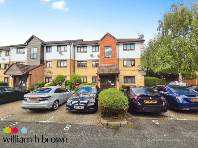 Waterside Close, BARKING, photo 1