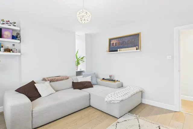 Photo 3 — London Court, Frogmore, London, SW18 1HH