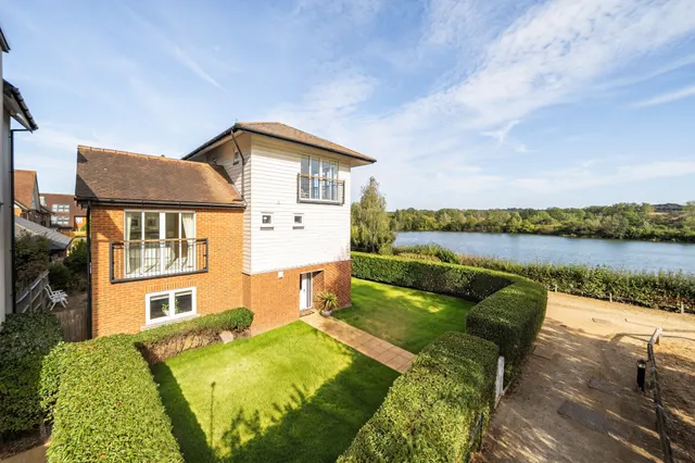 Lilley Mead, Redhill, RH1, photo 1