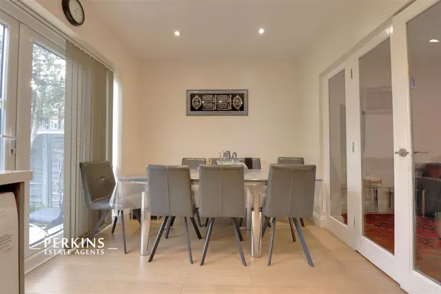 Ruislip Road, Greenford, UB6, photo 3