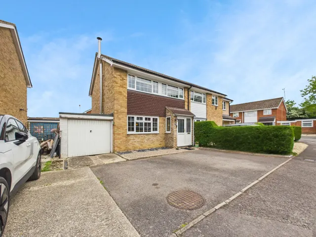 Tomlins Close, Tadley, RG26, photo 1