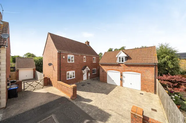Glebe Farm Close, Collingtree, Northampton, Northamptonshire, NN4 0NR, photo 1