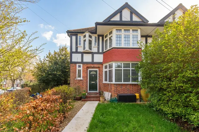 13 Wells Drive, London, photo 1