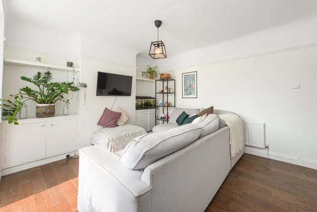 Photo 3 — 13 Wells Drive, London