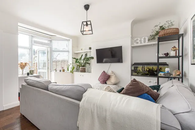 Photo 2 — 13 Wells Drive, London