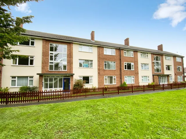 2 bedroom flat, South Street, Cottingham, HU16