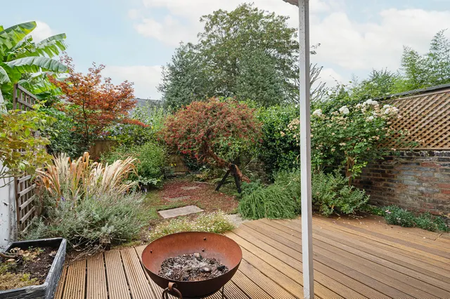 Photo 3 — 94a Colvestone Crescent, London