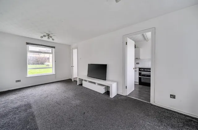 Chigwell Lane, Loughton, IG10, photo 3