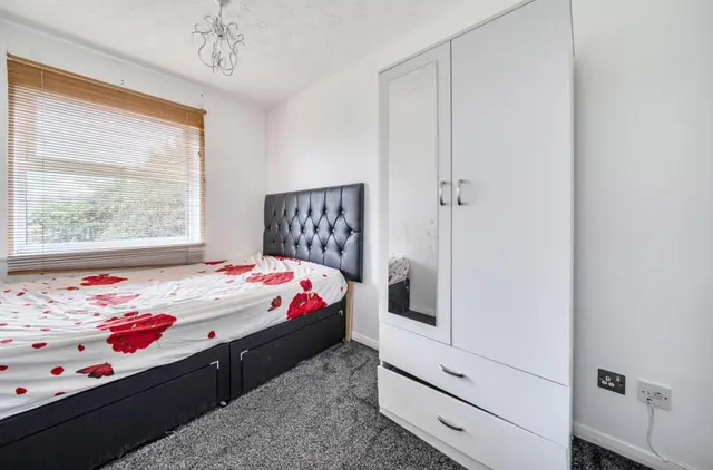 Chigwell Lane, Loughton, IG10, photo 2