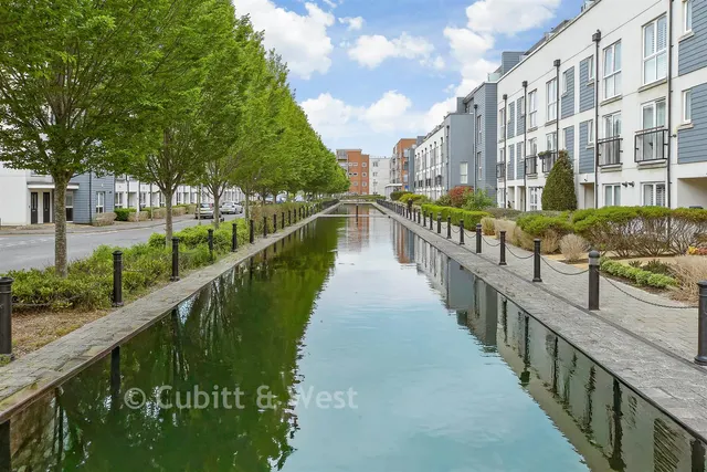 Canalside, Redhill, RH1, photo 2