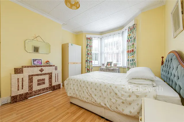 3 bedroom house — Ambleside Road, London, NW10