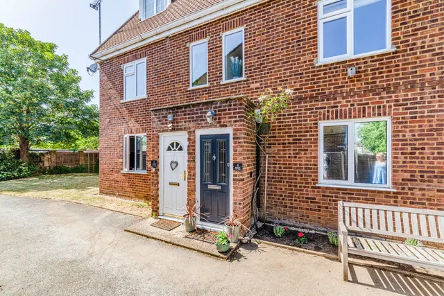 High Road, Byfleet, KT14, photo 1