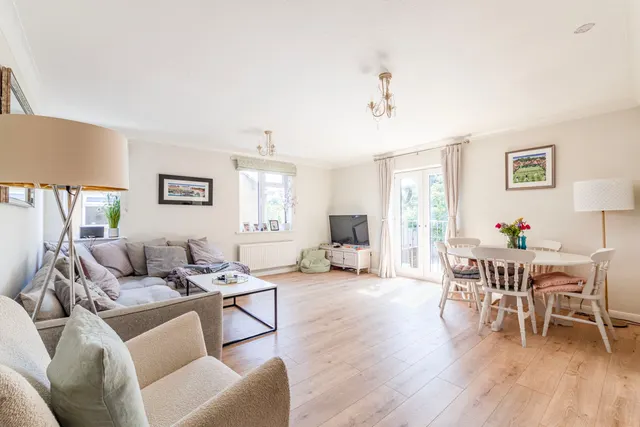 High Road, Byfleet, KT14, photo 2