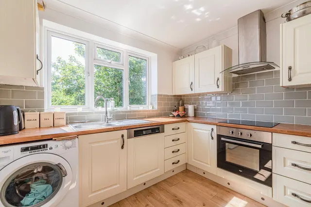 High Road, Byfleet, KT14, photo 3