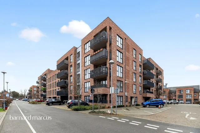 Photo 2 — Reynard Way, Brentford