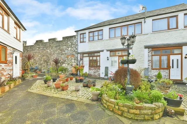 St. Lawrence Mews, Plymouth, photo 1