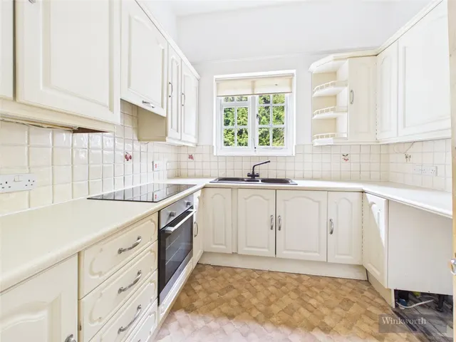 Oatlands Chase, Weybridge, KT13, photo 1