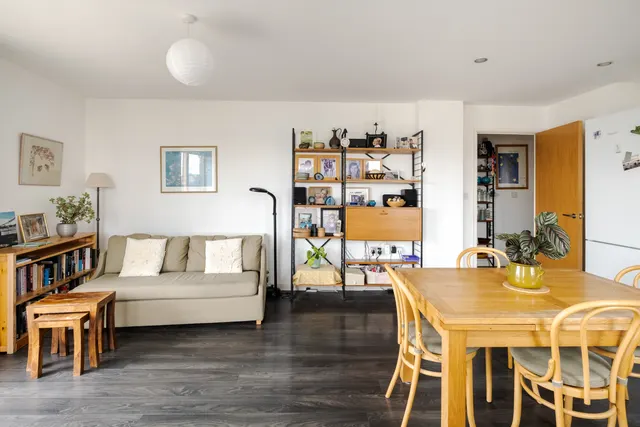Clock View Crescent, London, N7, photo 1