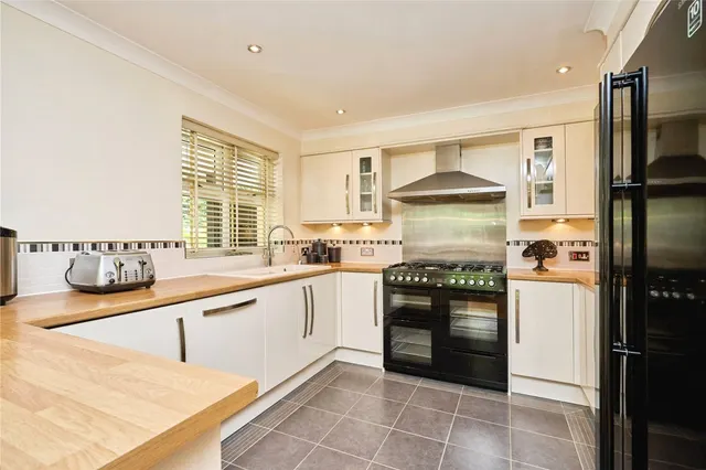 Elenors Grove, Fishbourne, PO33, photo 2