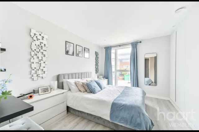 Oak House, London, NW2, photo 3