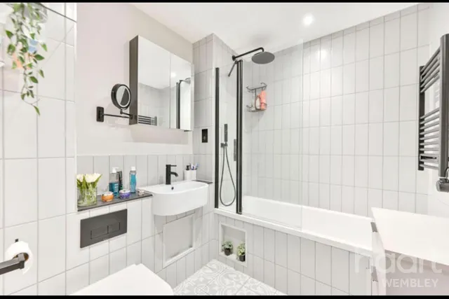 Oak House, London, NW2, photo 2