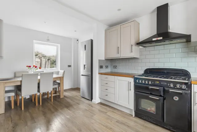 Photo 3 — Grove Road, Amersham, HP6