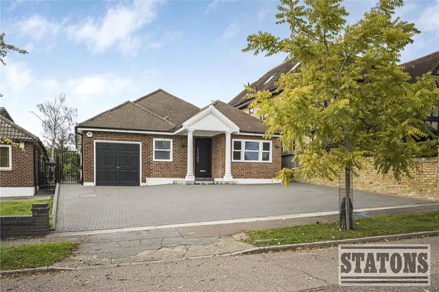 4 bedroom house — Newmans Way, Hadley Wood, Hertfordshire, EN4 0LR