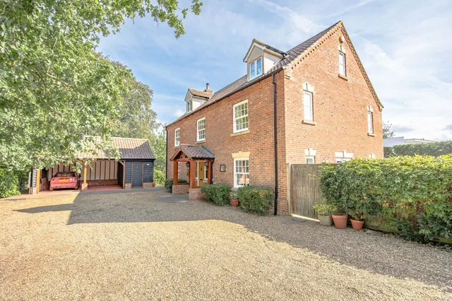 Detached Four Bedroom Home in Colkirk, photo 1