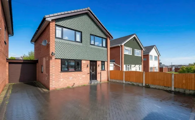 Debenham Crescent, Stoke-On-Trent, photo 2
