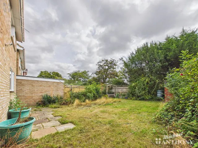 Photo 3 — Oulton Close, Aylesbury, HP21 7JY