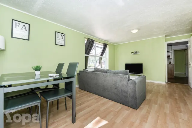 Grange Crescent, Dartford, DA2, photo 3