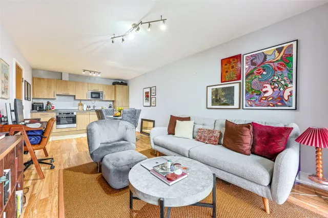 Boulevard Drive, Beaufort Park, NW9, photo 2