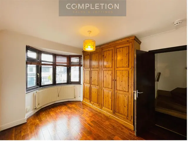 Dunspring Lane, Ilford, IG5, photo 3