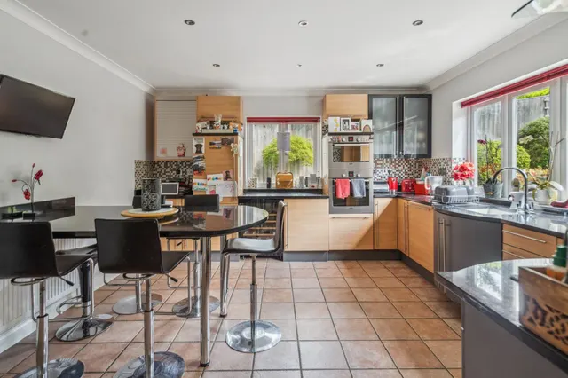 Photo 3 — Lincoln Road, Chalfont Heights, Gerrards Cross, Buckinghamshire, SL9 9TQ