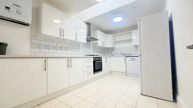 3 bedroom flat — Bennetts Yard, Uxbridge